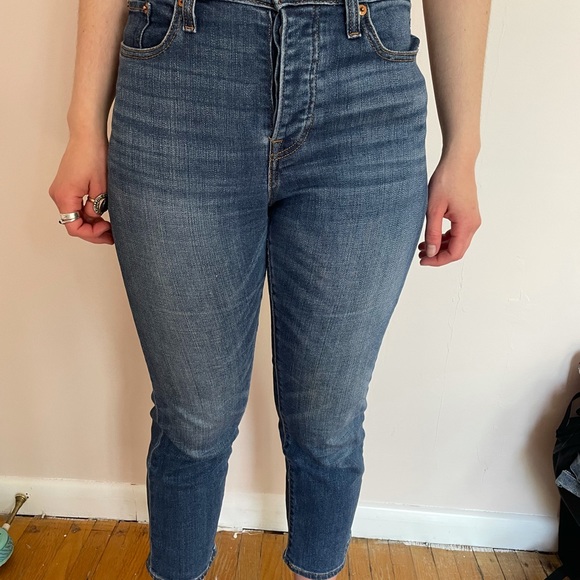 Beautiful straight Levi’s, dark denim. Perfect for work and petite girls!! - Picture 3 of 4